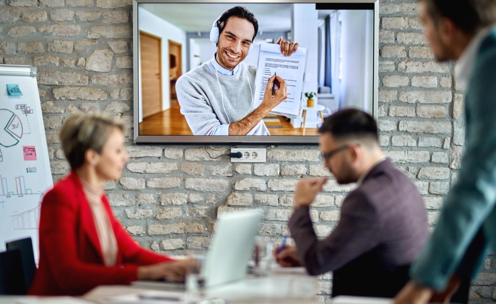 Modernes Büro mit Verkaufstraining-Unterlagen